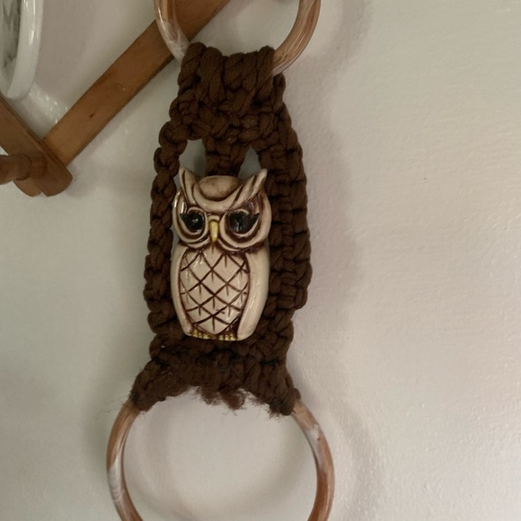 Vintage Handmade 70s Brown Macrame Owl Towel Holder - Picture 6 of 7
